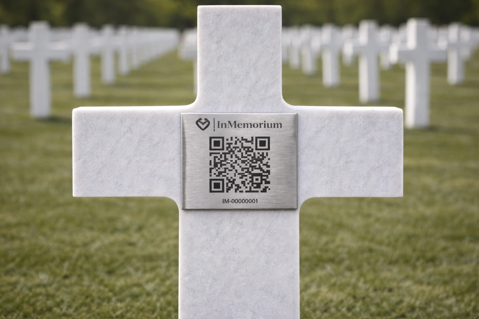 Plaque QR InMemorium posée sur une croix militaire dans un cimetière.