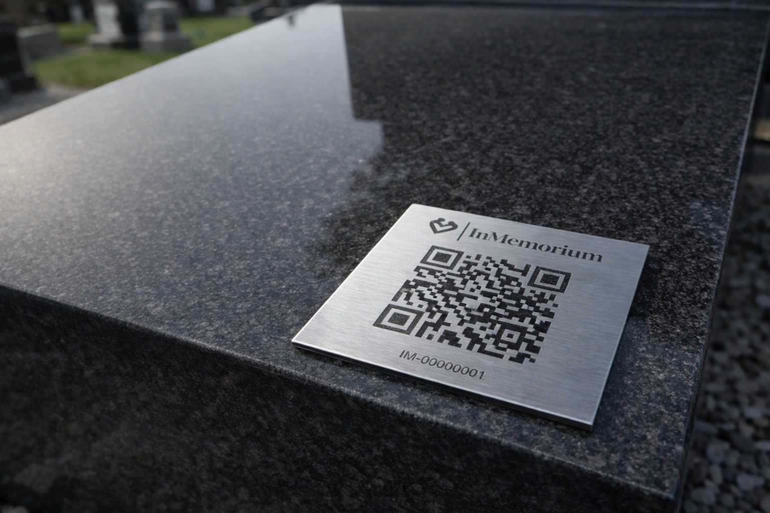 Plaque QR InMemorium posée sur un monument en granit.