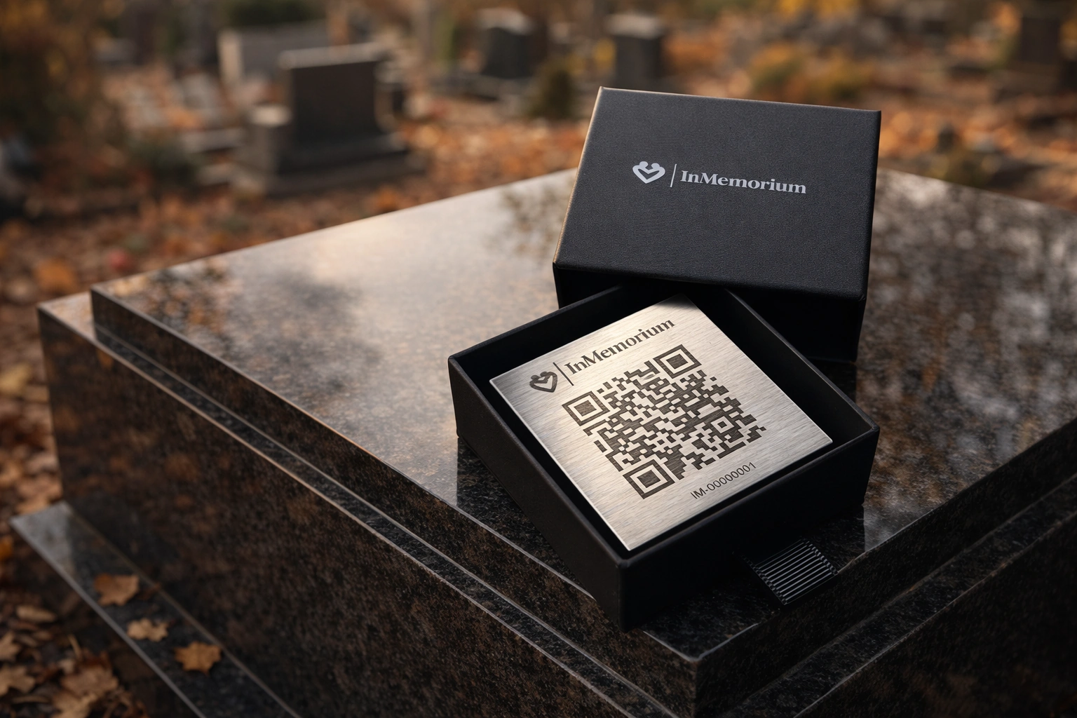 Plaque QR InMemorium sur un monument en granit avec un fond automnal.