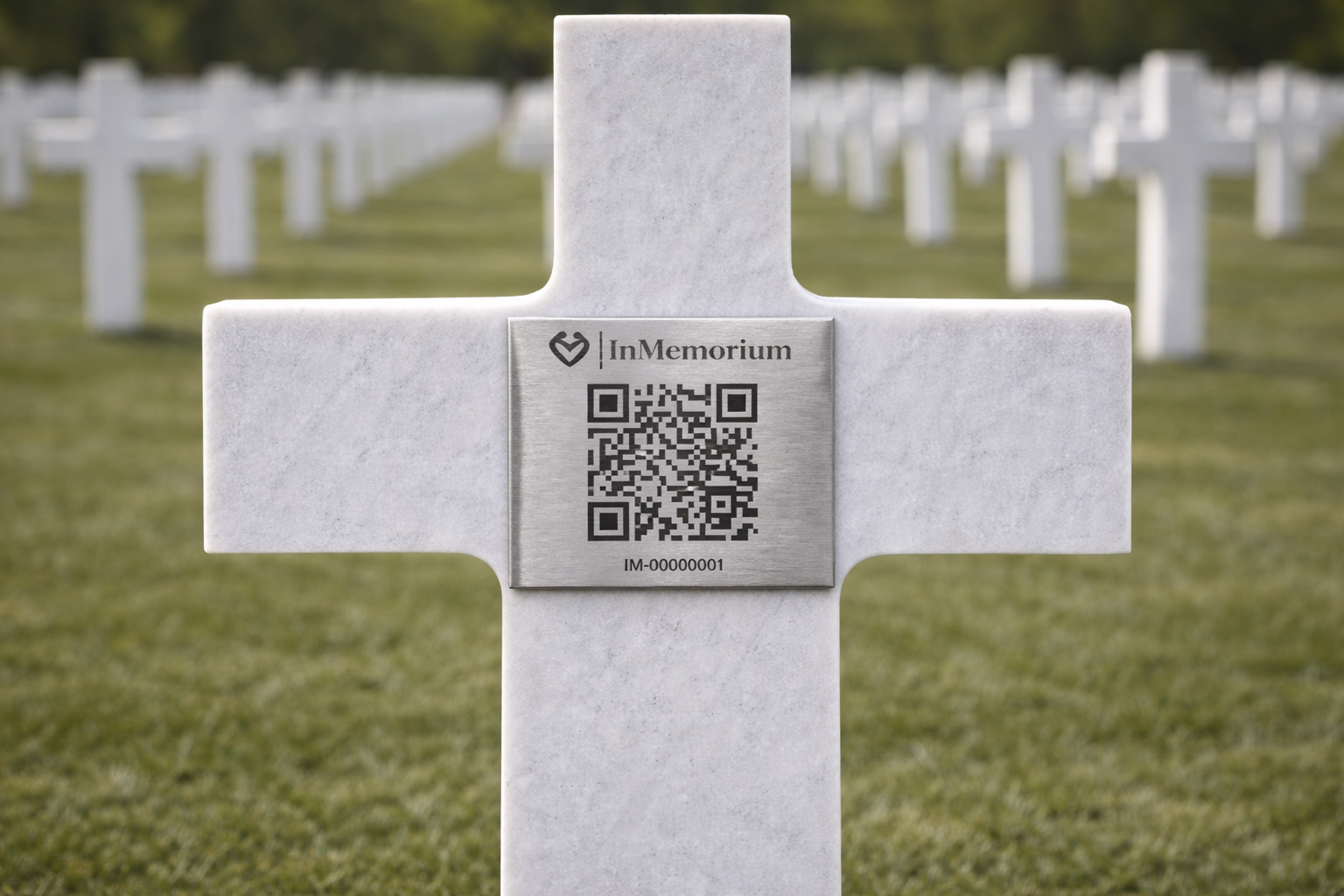 Plaque QR InMemorium posée sur une croix militaire dans un cimetière.